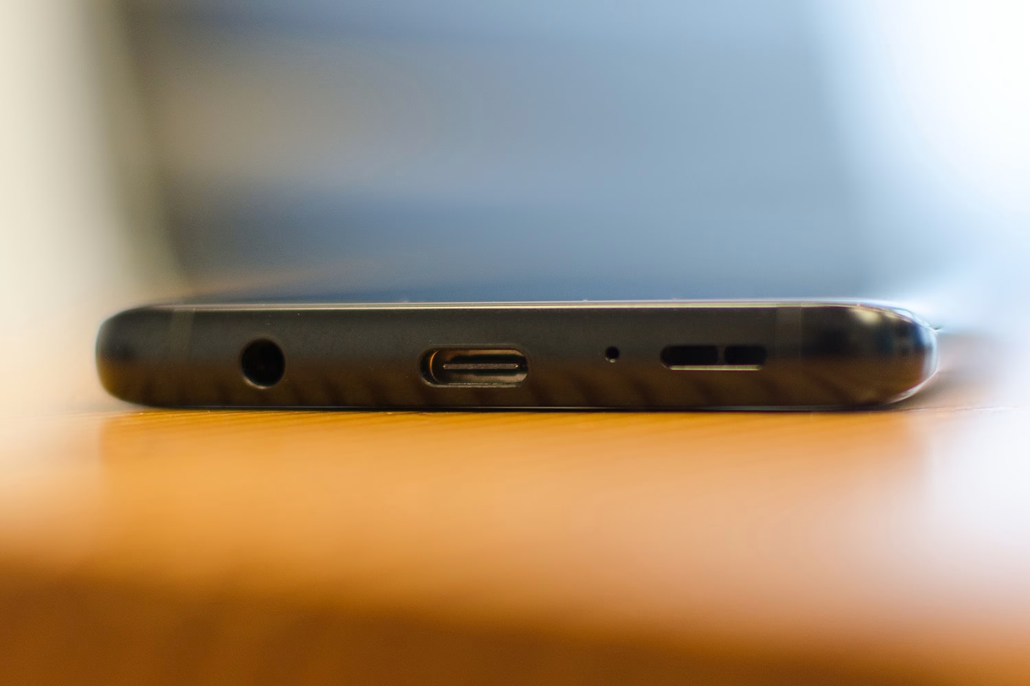 Tìm Hiểu Công Dụng Thực Sự Của Lỗ Nhỏ Bên Cạnh Cổng Sạc Điện Thoại