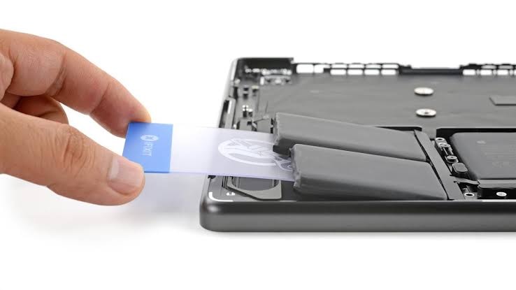 Reports: Apple May Finally Ditch Glue for M5 MacBook Pro Battery