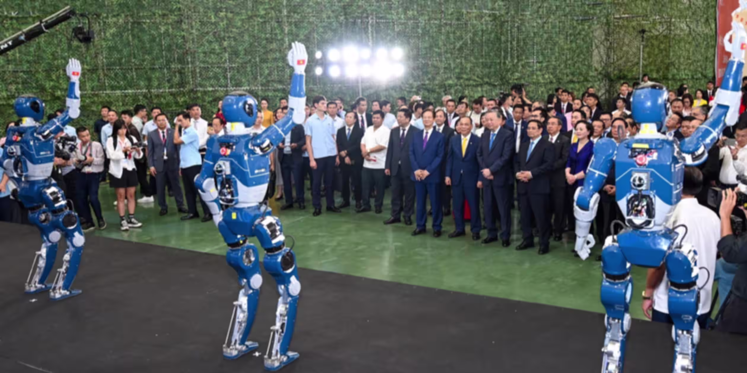 Qualcomm and VinMotion Launch Motion 2 Humanoid Robot at CES 2026