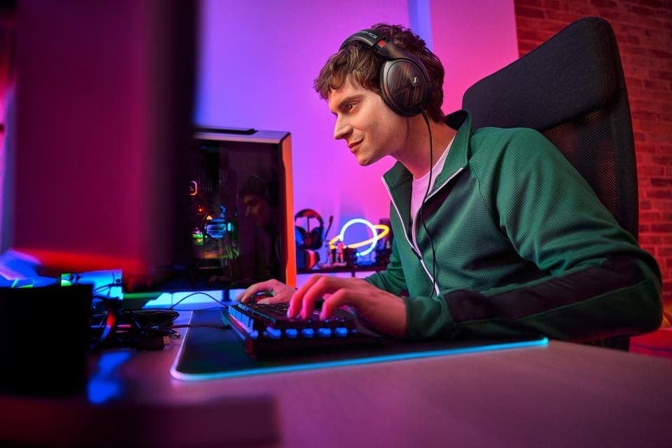Sennheiser and Mercedes-Benz Launch the HD 620 Mercedes-AMG Edition Headset