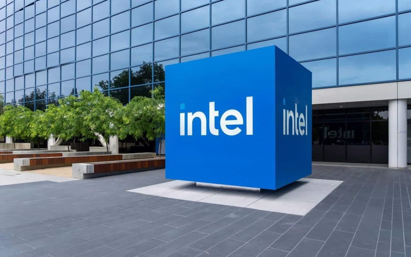 AMD in Early Talks to Use Intel Foundry Services for Chip Manufacturing